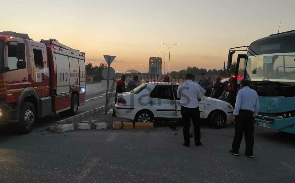 Özel halk otobüsü otomobile çarptı: Yaralılar var