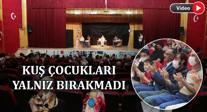 Bir yıldır eğitim gören minikler seyirci karşısında