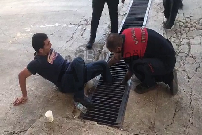 Ayağı mazgala sıkıştı! Yardıma itfaiye koştu