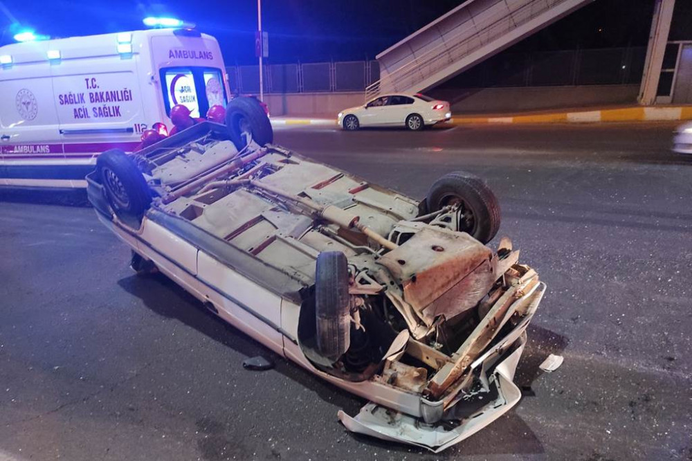 Lastiği patlayan araç takla attı: 3 yaralı