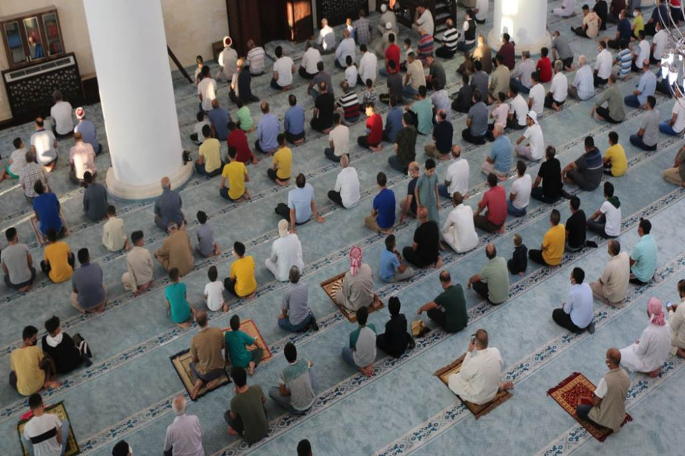 Camilerde sosyal mesafeli bayram namazı kılındı