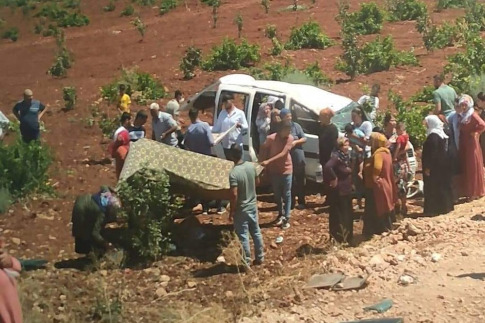 Suruç - Birecik yolunda kaza! Araç tarlaya uçtu