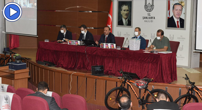 Şanlıurfa'da aşı olan gençlere çekilişle hediye verildi