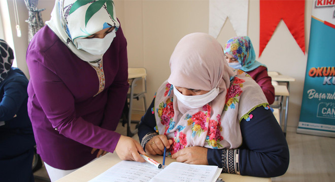 Haliliye’de onlarca kadın okuma-yazma öğreniyor