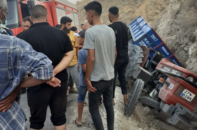 Birecik’te traktör şarampole devrildi: 1 yaralı