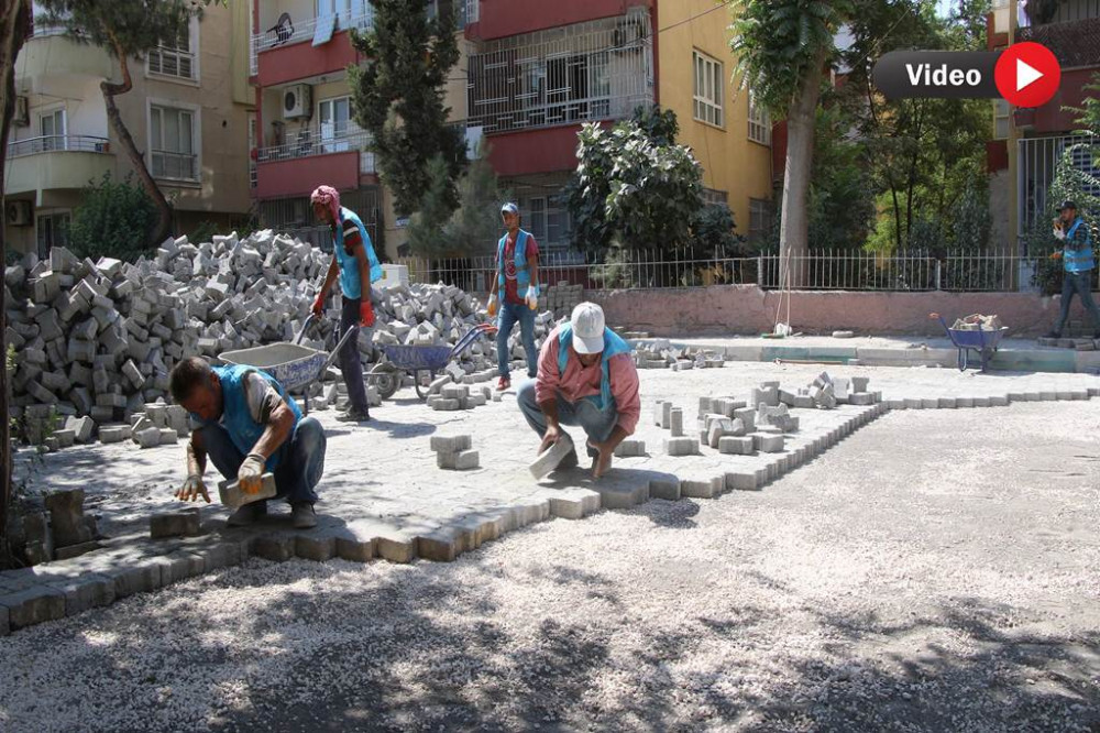 Haliliye’de, iki mahalllede kilitli beton parke çalışması