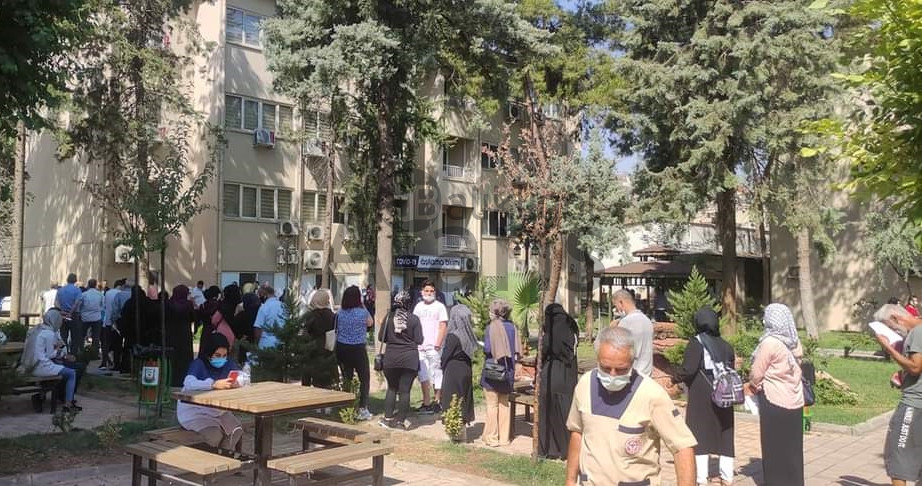 Bu görüntüler Şanlıurfa'da çekildi! Aşı sırası çileye dönüştü