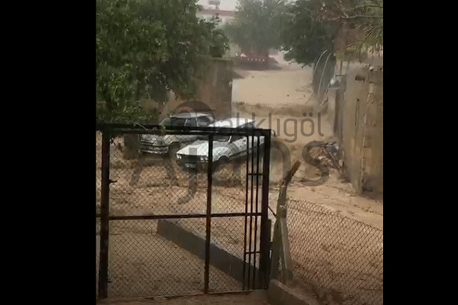 Şanlıurfa’nın ilçesinde bir mahalle sele teslim oldu