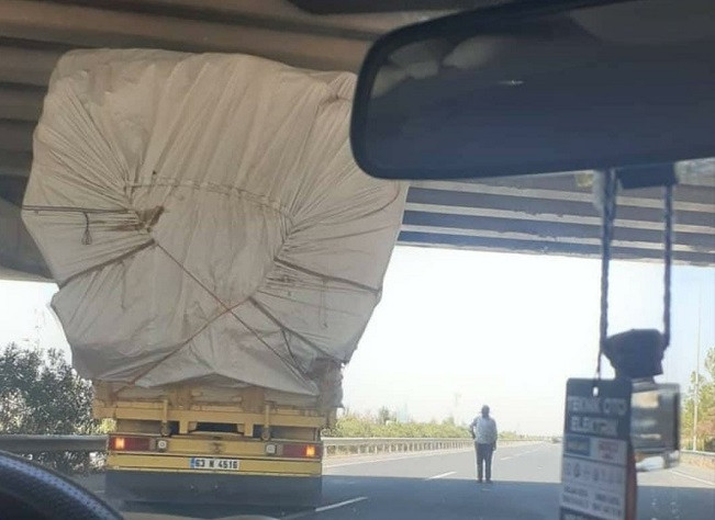 Şanlıurfa’da sürücü köprünün yüksekliğini unutunca!