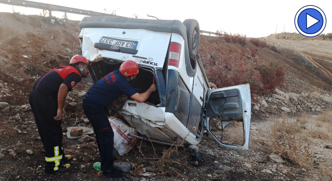 Şanlıurfa’da takla atan araçta 3 kişi sıkıştı