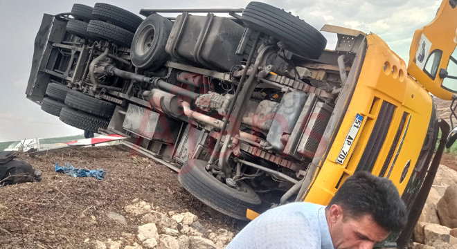 Siverek’te TIR devrildi: 3 yaralı