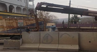 Bozova'da beton bloklar esnafın isteği üzerine kaldırıldı