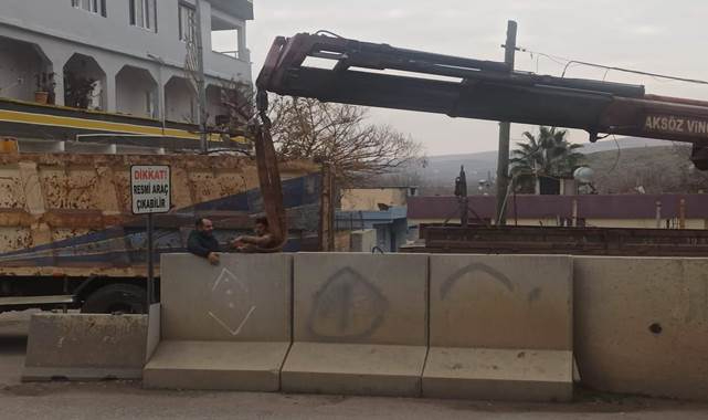 Bozova'da beton bloklar esnafın isteği üzerine kaldırıldı