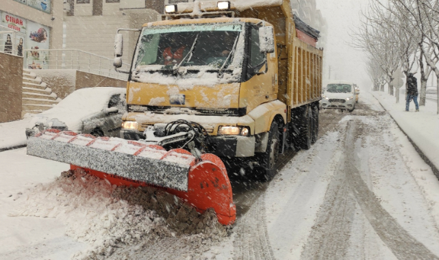 Büyükşehir karla mücadeleyi sürdürüyor