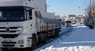 Diyarbakır karayolunda buzlanma! Tırlar kontak kapattı
