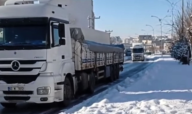 Diyarbakır karayolunda buzlanma! Tırlar kontak kapattı