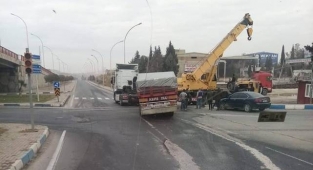 Dorsesi kopan tır yolda kaldı