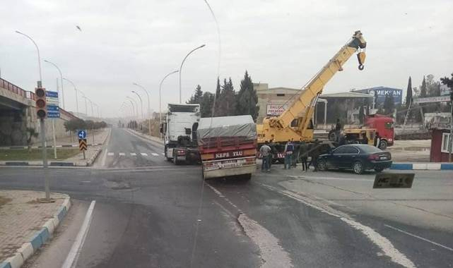 Dorsesi kopan tır yolda kaldı