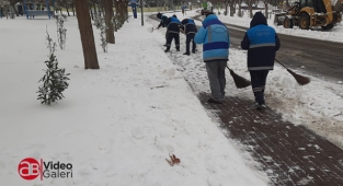 Eyyübiye’de ekipler dün geceden bu yana karla mücadele ediyor
