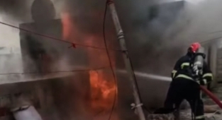 Haliliye'de korkutan yangın! Damdan alevler yükseldi