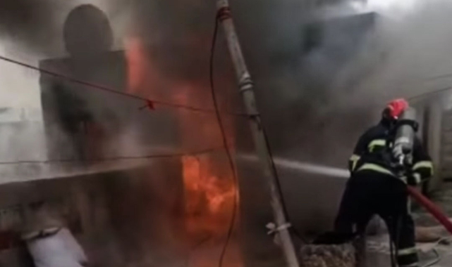 Haliliye'de korkutan yangın! Damdan alevler yükseldi