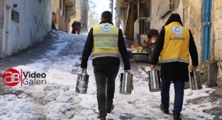 Haliliye’de sıcak aşlar kapı kapı dağıtılıyor