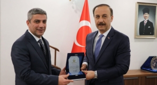 Hizmetlerinin karşılığını plaket ile aldılar