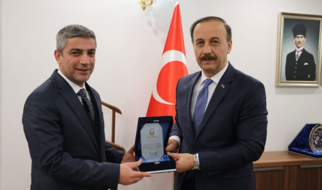 Hizmetlerinin karşılığını plaket ile aldılar