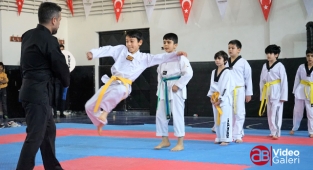 Karaköprü’de kursiyer çocuklar yeteneklerini sergiledi