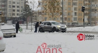 Karaköprü'de yolda kalan araçların imdadına vatandaş yetişti