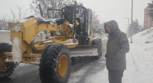 Kuş, durakta bekleyen aileyi evine bıraktı