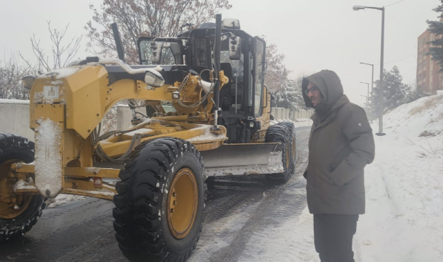 Kuş, durakta bekleyen aileyi evine bıraktı