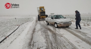 Şanlıurfa Büyükşehir Belediyesi ilçelerde karla mücadele ediyor