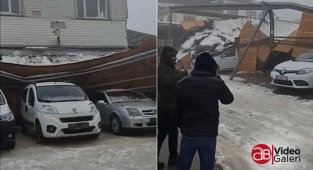 Şanlıurfa Oto Galericiler Sitesinde çatı çöktü: Araçlar zarar gördü