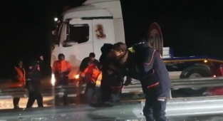 Siverek Diyarbakır arasında mahsur kalan 49 araç kurtarıldı