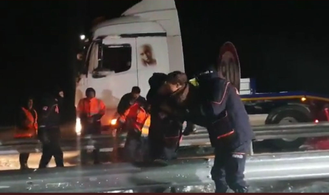 Siverek Diyarbakır arasında mahsur kalan 49 araç kurtarıldı