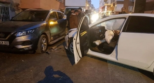 Sokağa hızla giren araç ortalığı savaş alanına çevirdi