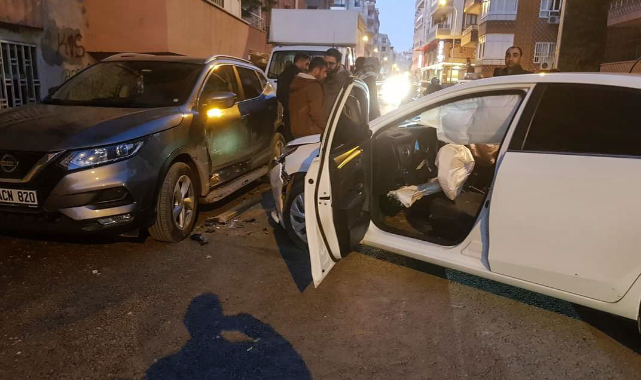 Sokağa hızla giren araç ortalığı savaş alanına çevirdi