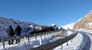 Urfa'da buzlanma! Kontrolden çıkan tırlar çarpıştı