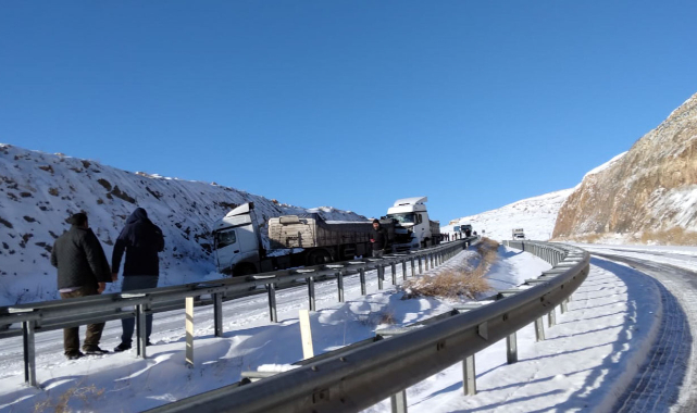 Urfa'da buzlanma!  Kontrolden çıkan tırlar çarpıştı