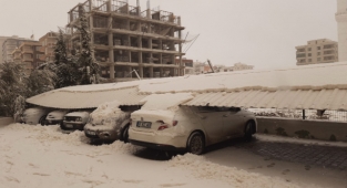 Urfa'da otopark gölgelik sistemleri çöktü! Araçlar zarar gördü