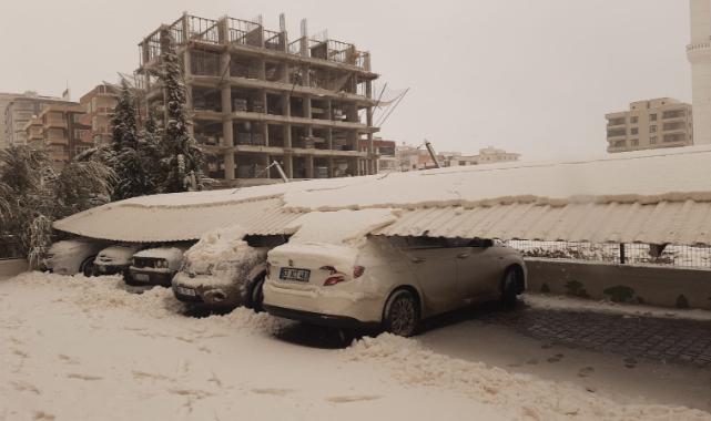 Urfa'da otopark gölgelik sistemleri çöktü! Araçlar zarar gördü
