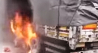 Urfa'da pamuk yüklü tır cayır cayır yandı