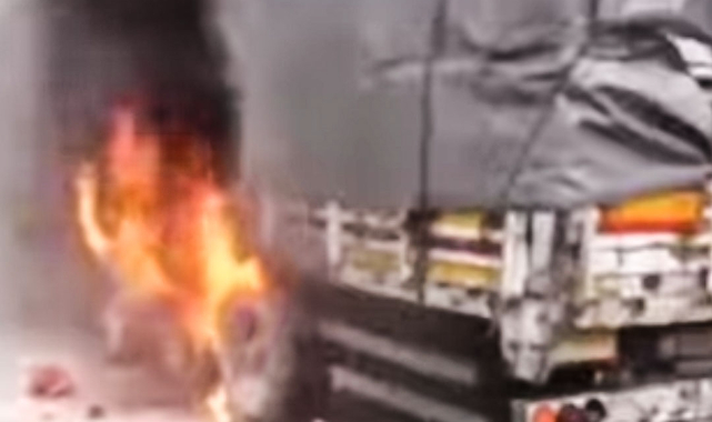 Urfa'da pamuk yüklü tır cayır cayır yandı