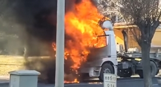 Urfa'nın göbeğinde cayır cayır yanan tır küle döndü