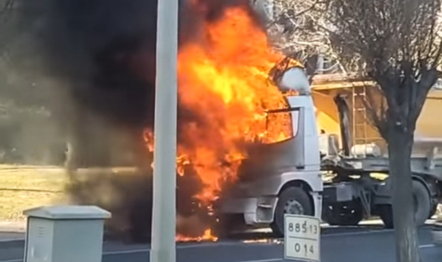 Urfa'nın göbeğinde cayır cayır yanan tır küle döndü