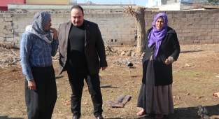 Viranşehir’de borcundan dolayı elektrikleri kesilen aileye Ekinci’den destek