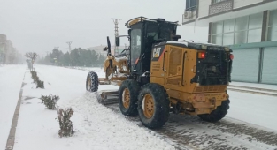 Viranşehir’de ekipler karla mücadele için sahada
