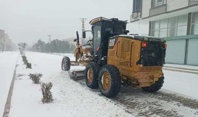 Viranşehir’de ekipler karla mücadele için sahada