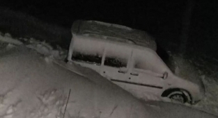 Yoğun kardan yolu şaşıran sürücü tarlaya girdi